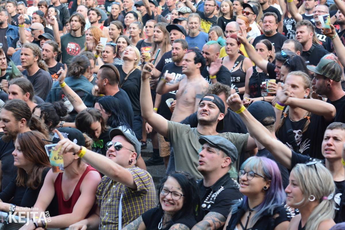 Ska-punková párty na Valníku. V sobotu zahráli Fast Food Orchestra, The Fialky, Krucipüsk a další