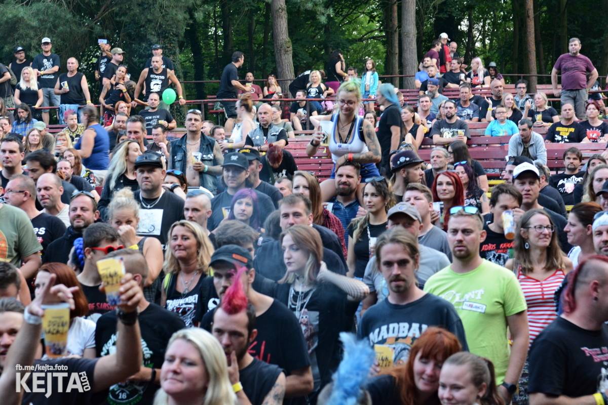 Ska-punková párty na Valníku. V sobotu zahráli Fast Food Orchestra, The Fialky, Krucipüsk a další