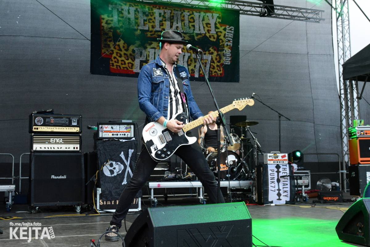 Ska-punková párty na Valníku. V sobotu zahráli Fast Food Orchestra, The Fialky, Krucipüsk a další