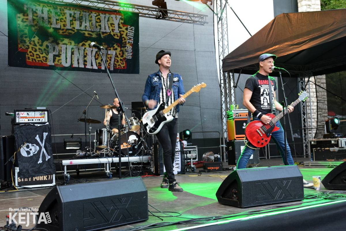 Ska-punková párty na Valníku. V sobotu zahráli Fast Food Orchestra, The Fialky, Krucipüsk a další