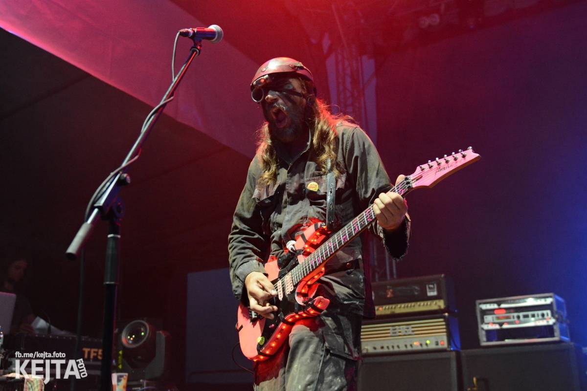 Ska-punková párty na Valníku. V sobotu zahráli Fast Food Orchestra, The Fialky, Krucipüsk a další