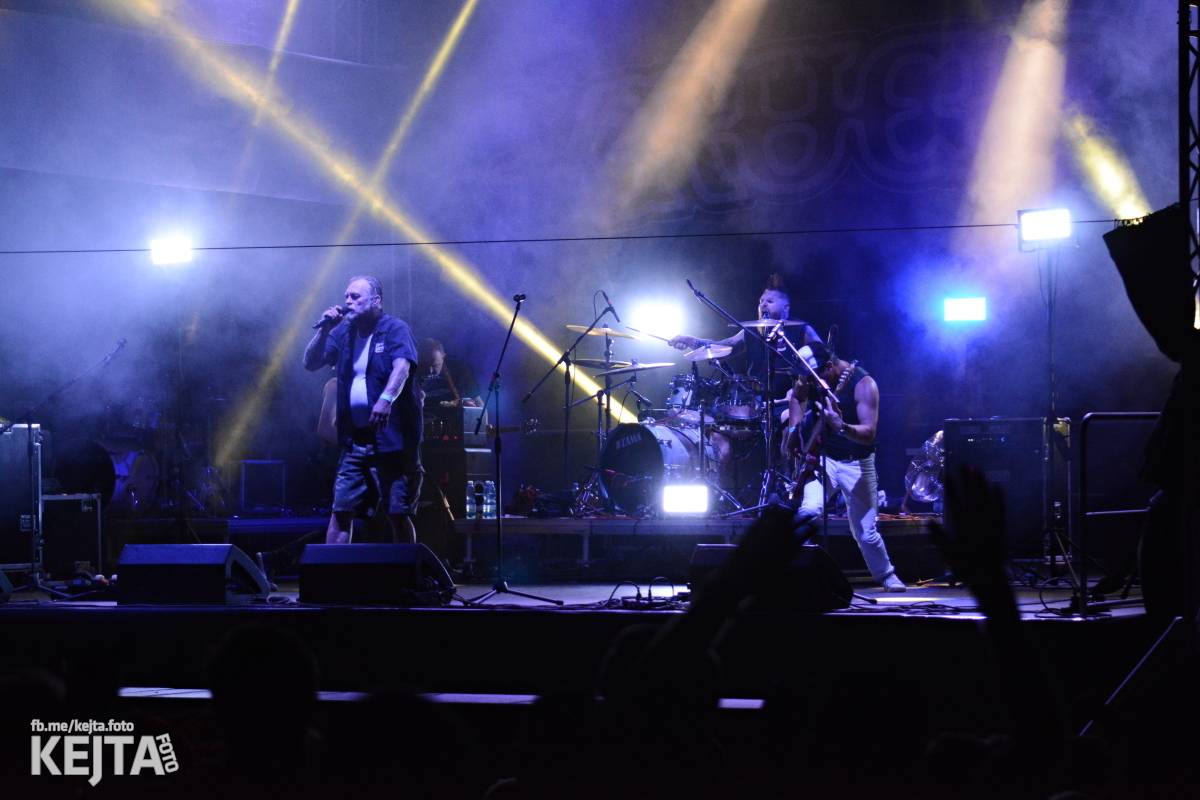 Ska-punková párty na Valníku. V sobotu zahráli Fast Food Orchestra, The Fialky, Krucipüsk a další