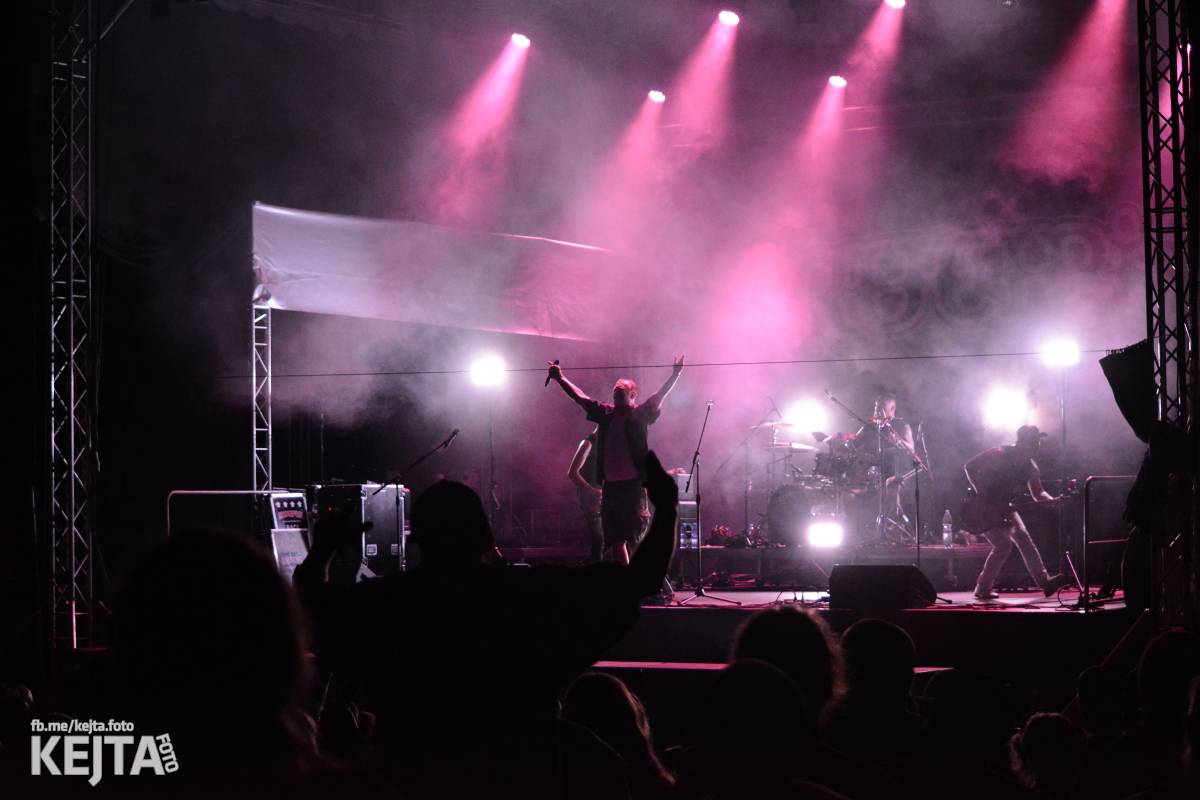 Ska-punková párty na Valníku. V sobotu zahráli Fast Food Orchestra, The Fialky, Krucipüsk a další