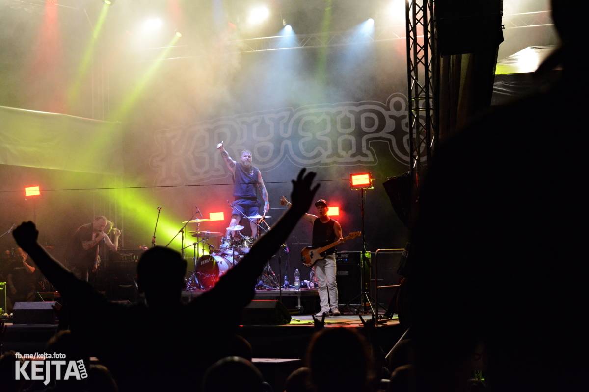 Ska-punková párty na Valníku. V sobotu zahráli Fast Food Orchestra, The Fialky, Krucipüsk a další