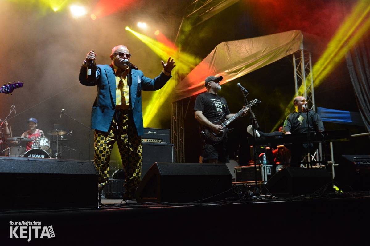 Ska-punková párty na Valníku. V sobotu zahráli Fast Food Orchestra, The Fialky, Krucipüsk a další