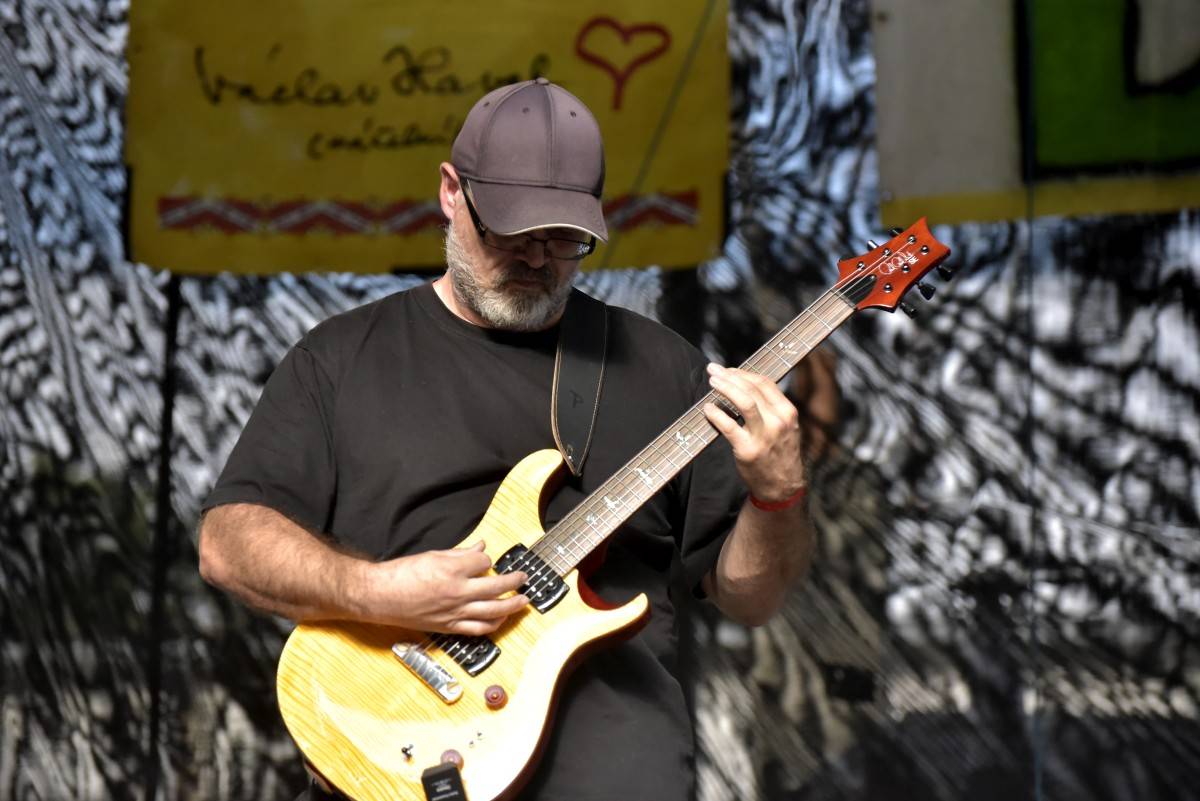 TrutnOFF přinesl do Brna spikleneckou atmosféru, zahráli Michal Prokop, Pražský výběr i Visací zámek