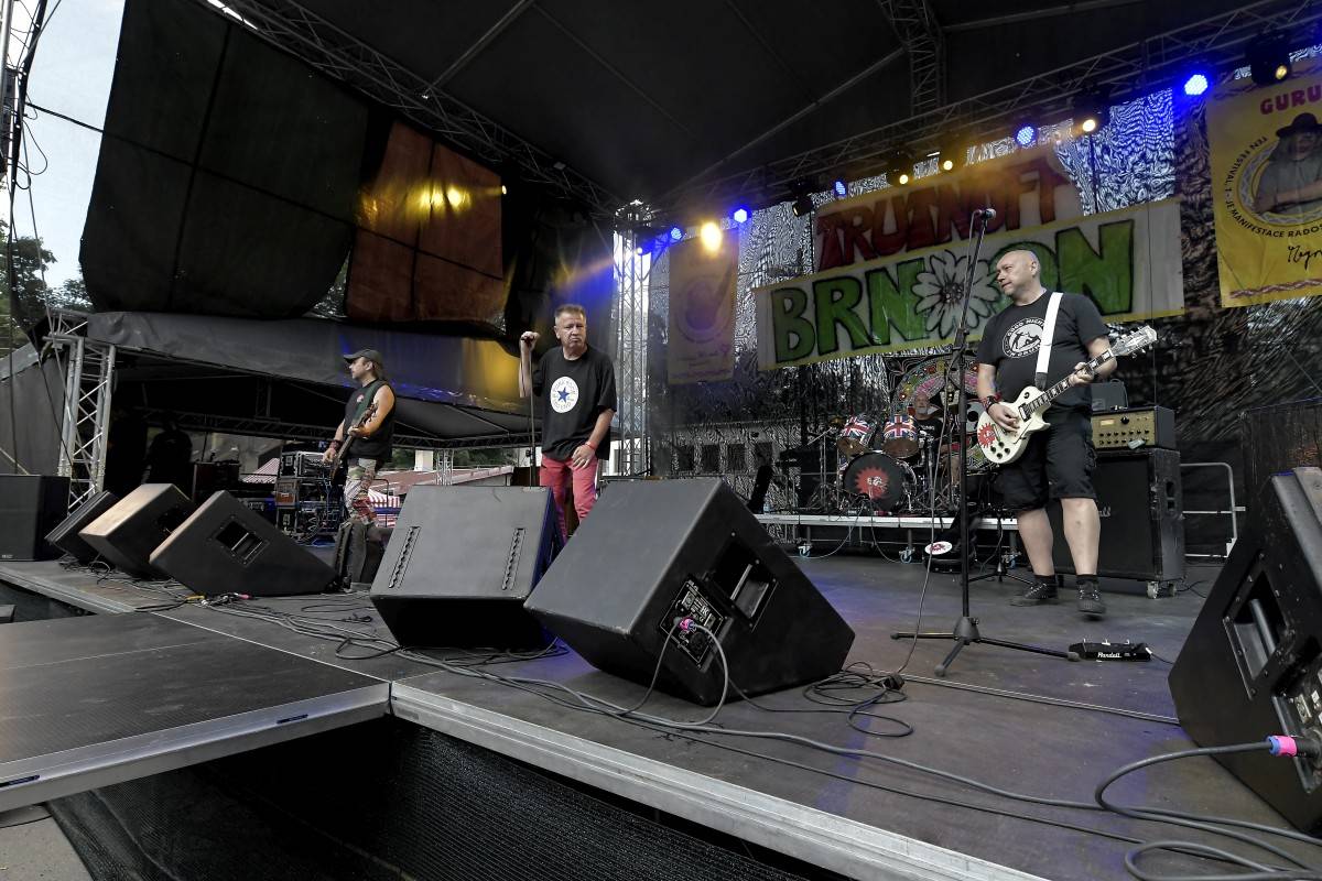 TrutnOFF přinesl do Brna spikleneckou atmosféru, zahráli Michal Prokop, Pražský výběr i Visací zámek