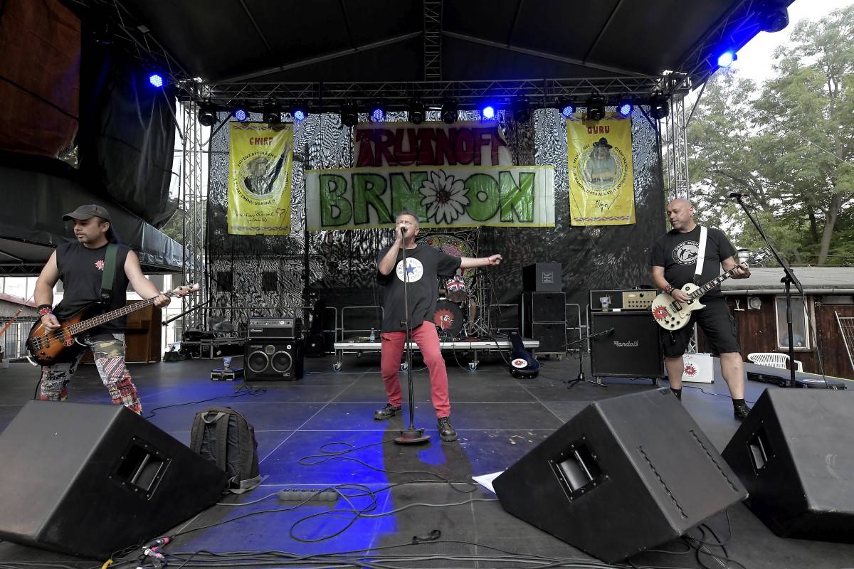 TrutnOFF přinesl do Brna spikleneckou atmosféru, zahráli Michal Prokop, Pražský výběr i Visací zámek