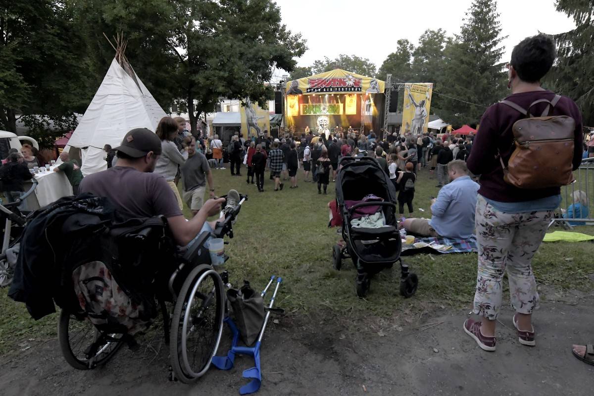 TrutnOFF přinesl do Brna spikleneckou atmosféru, zahráli Michal Prokop, Pražský výběr i Visací zámek