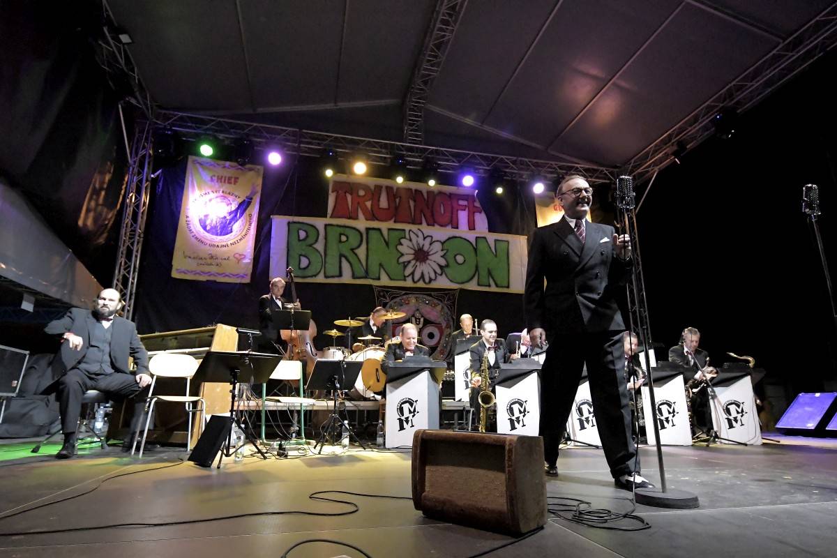 TrutnOFF přinesl do Brna spikleneckou atmosféru, zahráli Michal Prokop, Pražský výběr i Visací zámek