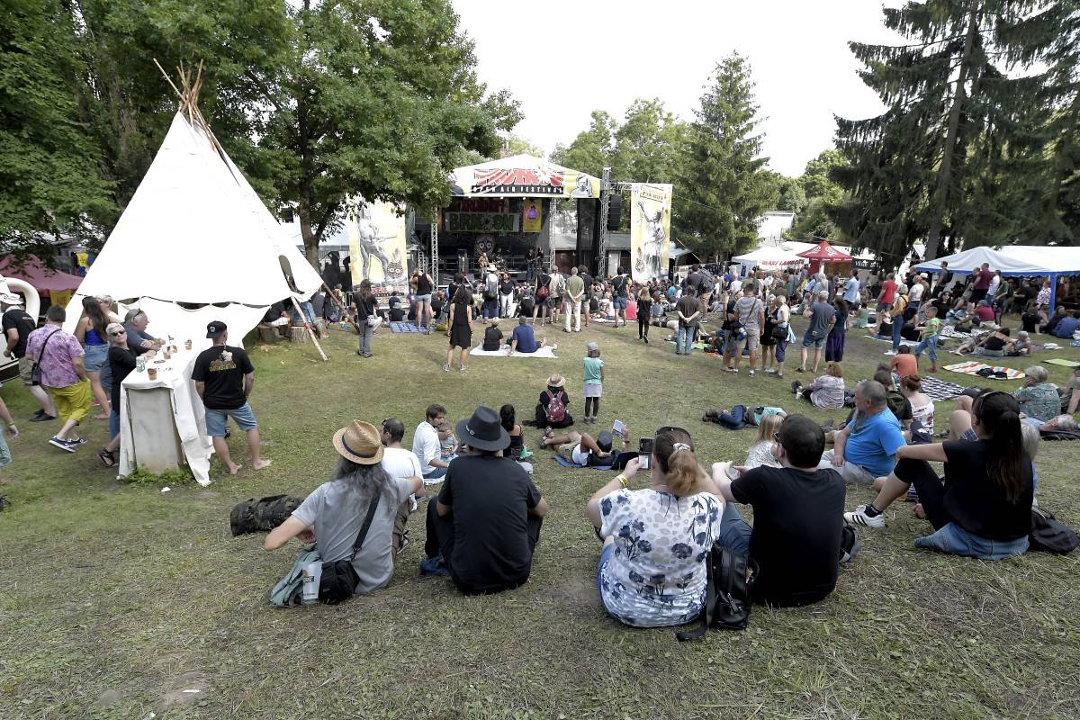 TrutnOFF přinesl do Brna spikleneckou atmosféru, zahráli Michal Prokop, Pražský výběr i Visací zámek