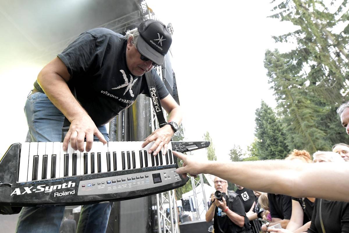 TrutnOFF přinesl do Brna spikleneckou atmosféru, zahráli Michal Prokop, Pražský výběr i Visací zámek