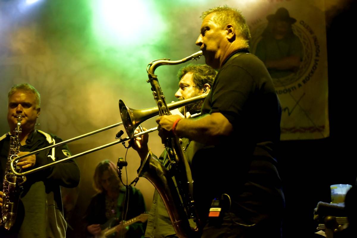 TrutnOFF přinesl do Brna spikleneckou atmosféru, zahráli Michal Prokop, Pražský výběr i Visací zámek