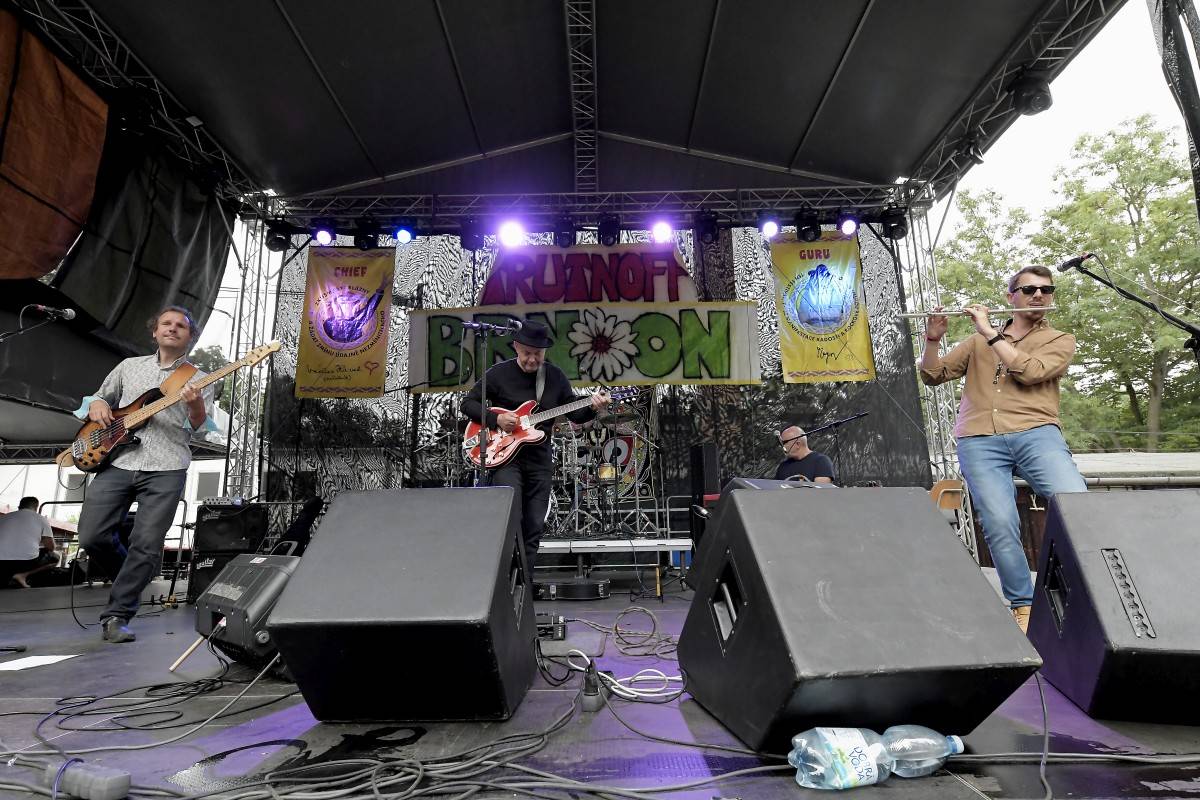 TrutnOFF přinesl do Brna spikleneckou atmosféru, zahráli Michal Prokop, Pražský výběr i Visací zámek