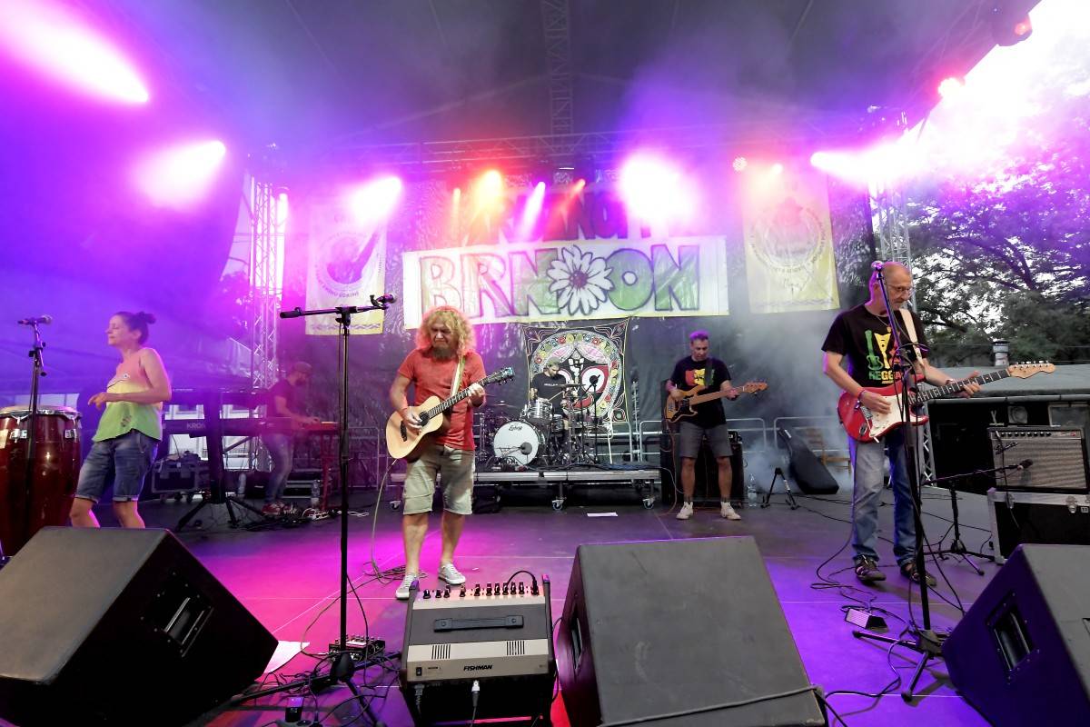 TrutnOFF přinesl do Brna spikleneckou atmosféru, zahráli Michal Prokop, Pražský výběr i Visací zámek