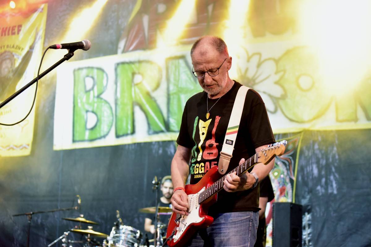 TrutnOFF přinesl do Brna spikleneckou atmosféru, zahráli Michal Prokop, Pražský výběr i Visací zámek