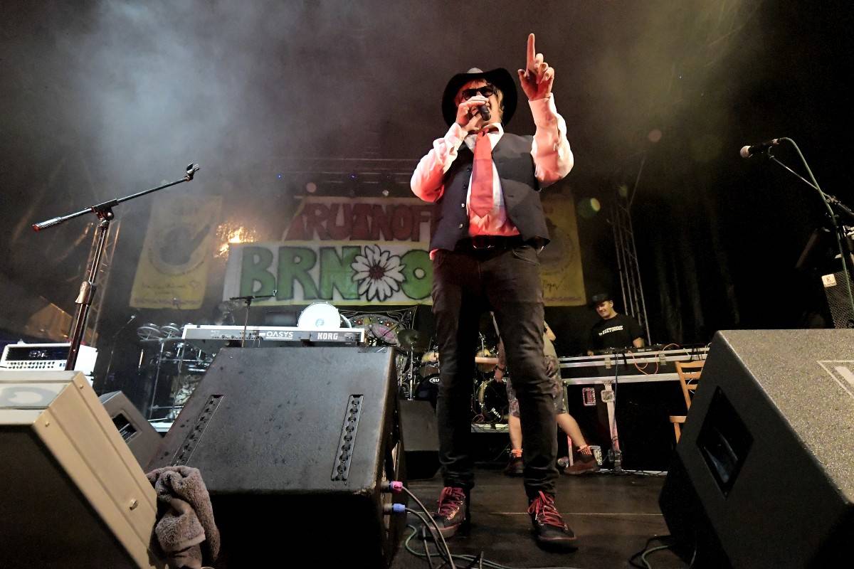 TrutnOFF přinesl do Brna spikleneckou atmosféru, zahráli Michal Prokop, Pražský výběr i Visací zámek