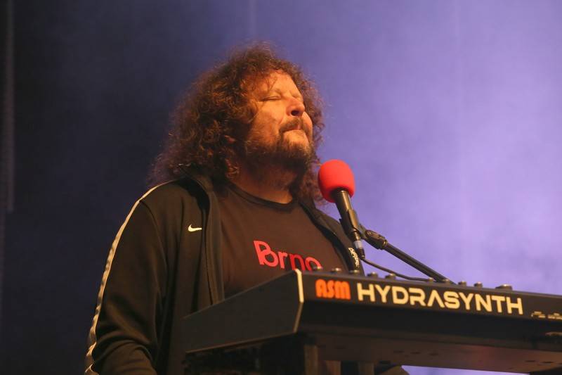 J.A.R. a Monkey Business skotačili na brněnském výstavišti, groovy rytmy a vtipem nešetřili 