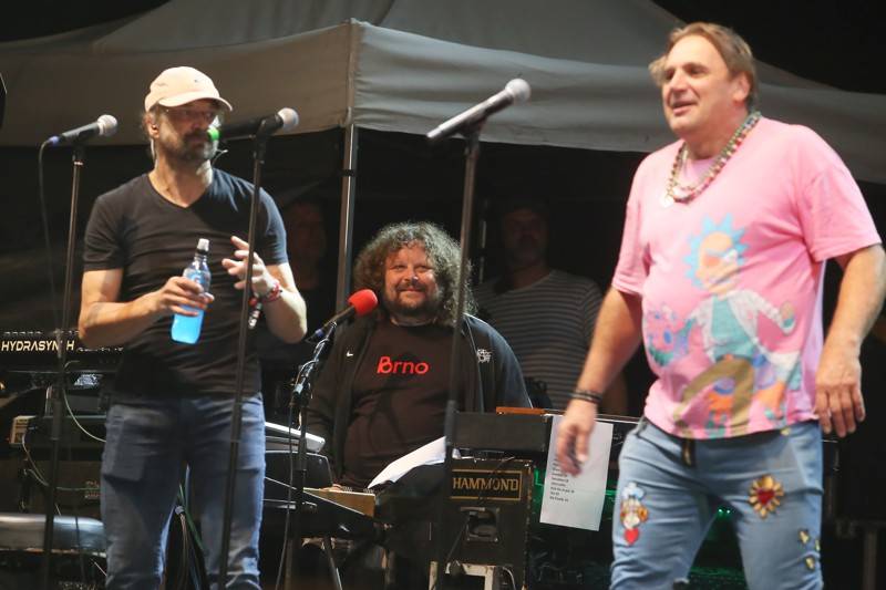 J.A.R. a Monkey Business skotačili na brněnském výstavišti, groovy rytmy a vtipem nešetřili 