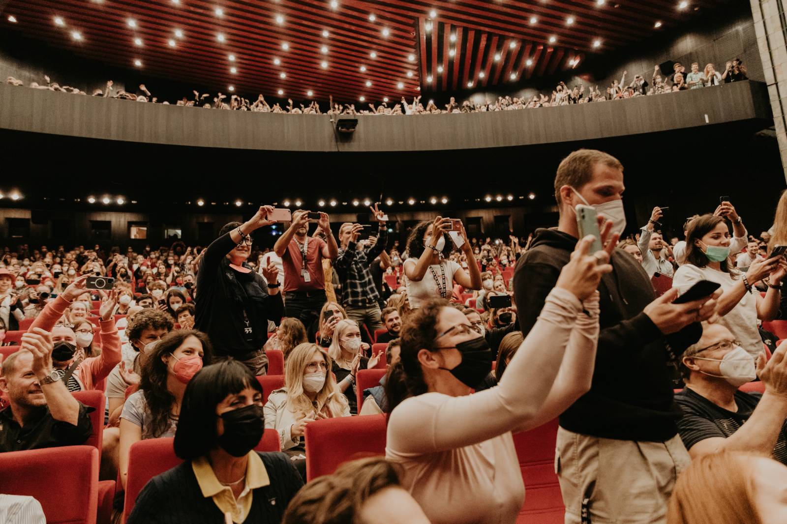 Johnny Depp potěšil fanoušky na KVIFF, v Karlových Varech uvedl film Hrnec zlaťáků