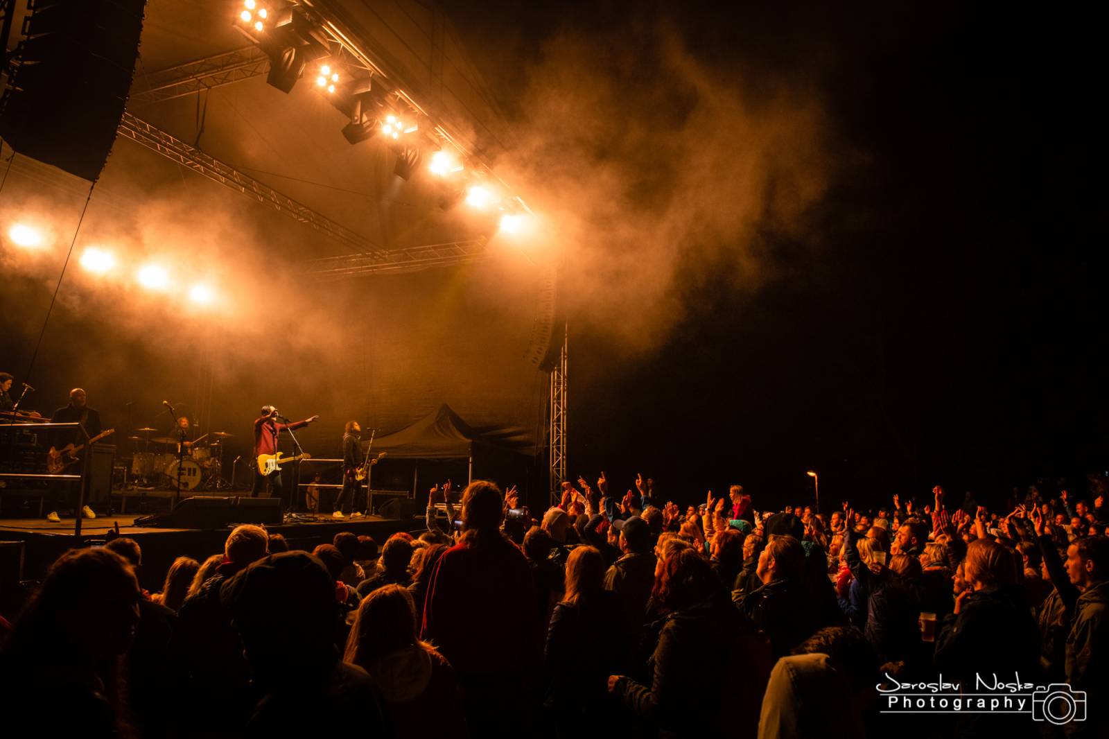 Chinaski na trutnovském Bojišti nezastavilo ani deštivě počasí