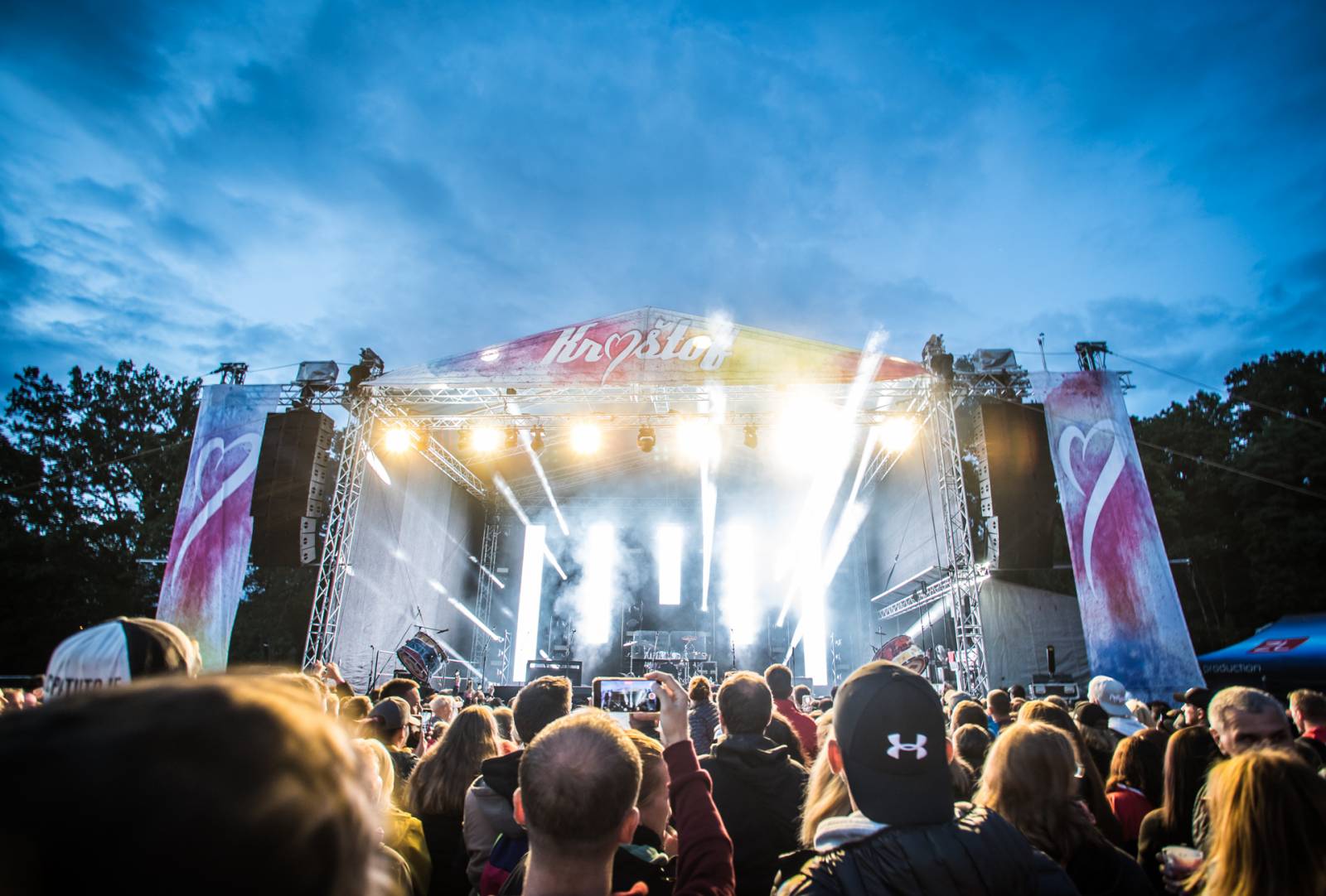 Kryštof rozehráli svou show na ostrově v Holýšově, přivezli s sebou Kateřinu Marii Tichou