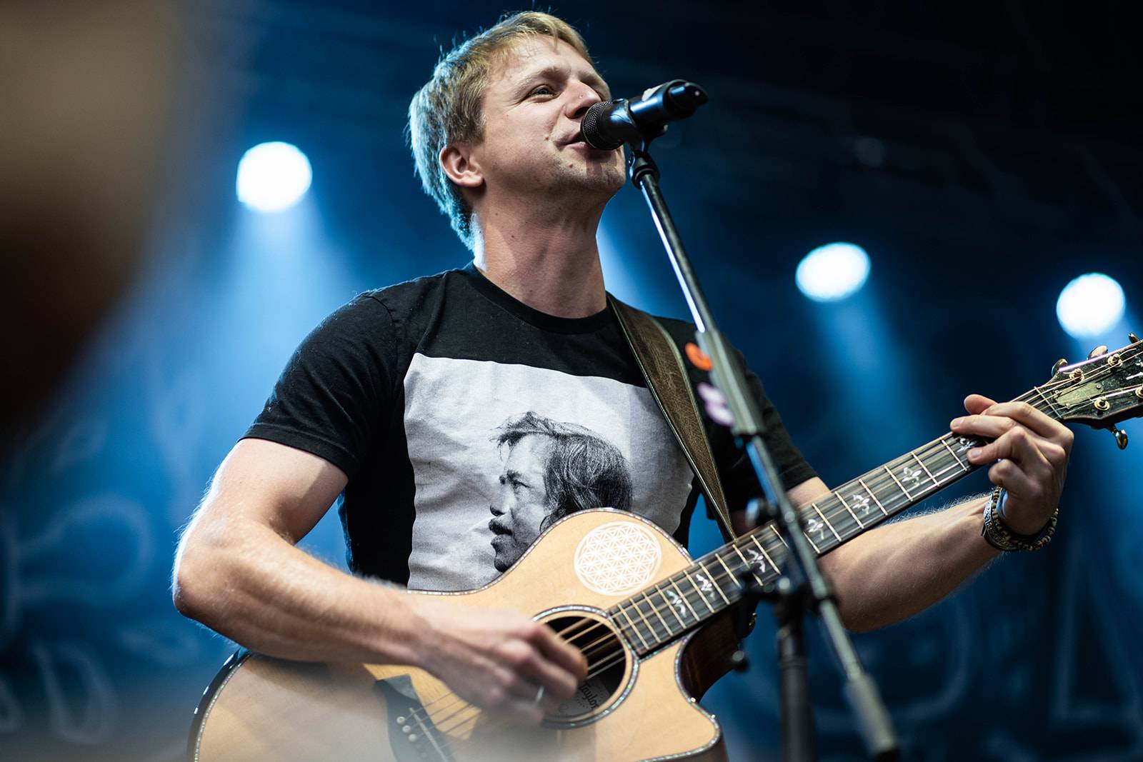 Tomáš Klus rozezpíval Ledárny Braník, na pódium si pozval manželku Tamaru