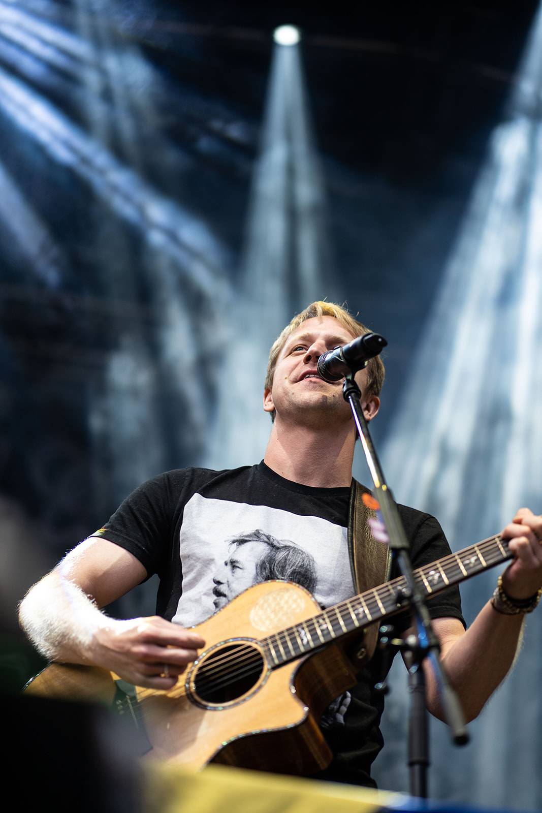 Tomáš Klus rozezpíval Ledárny Braník, na pódium si pozval manželku Tamaru