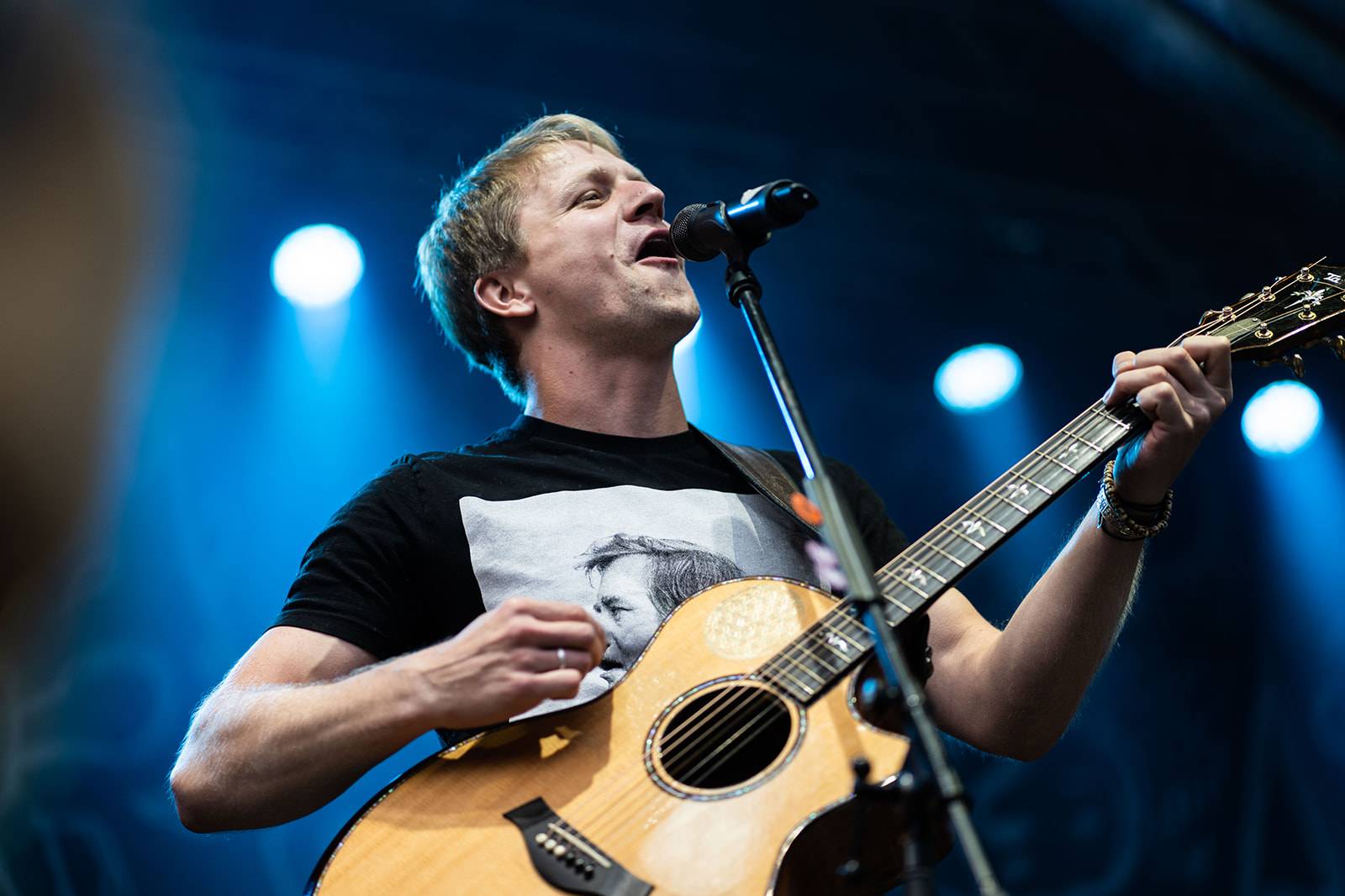 Tomáš Klus rozezpíval Ledárny Braník, na pódium si pozval manželku Tamaru