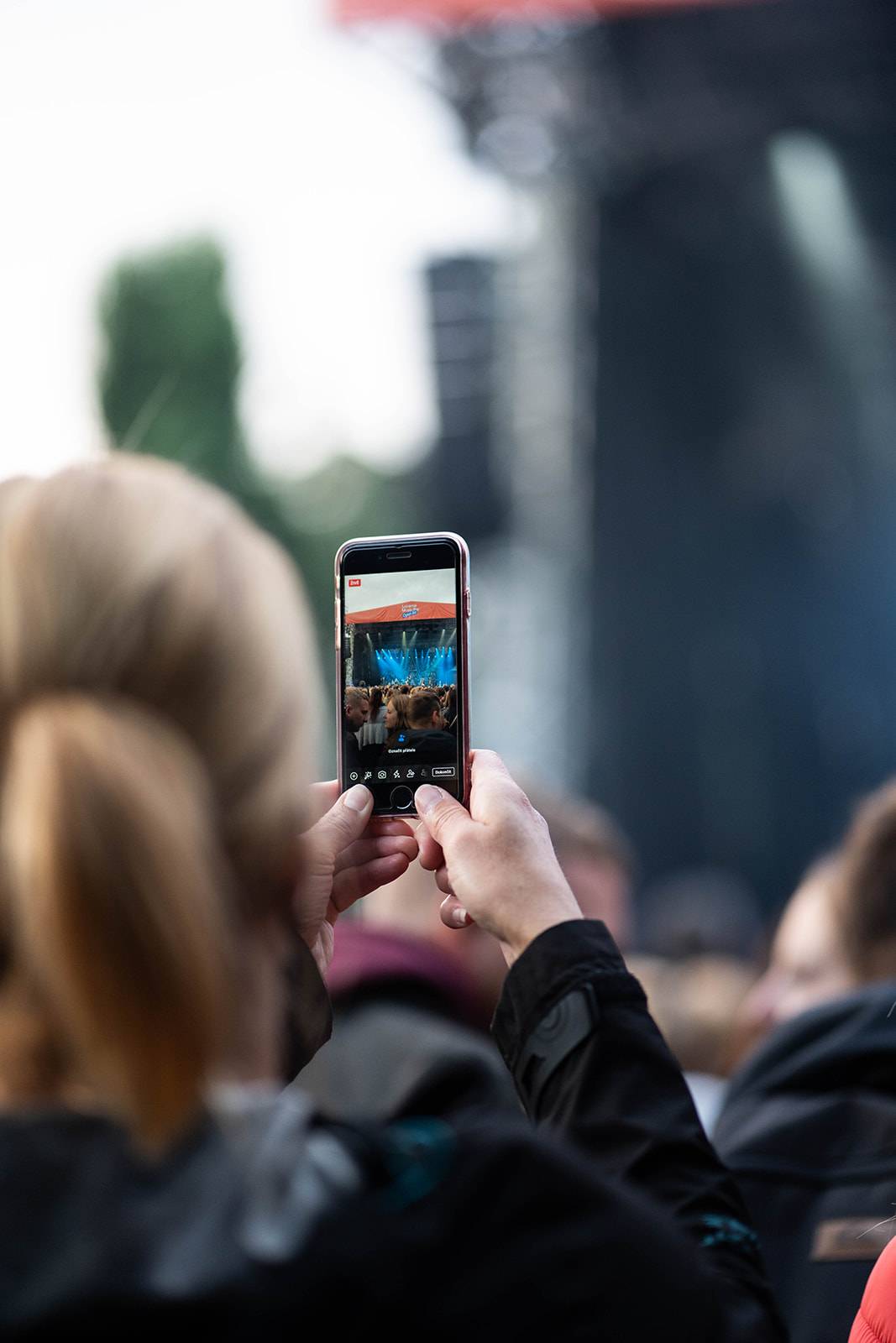 Tomáš Klus rozezpíval Ledárny Braník, na pódium si pozval manželku Tamaru