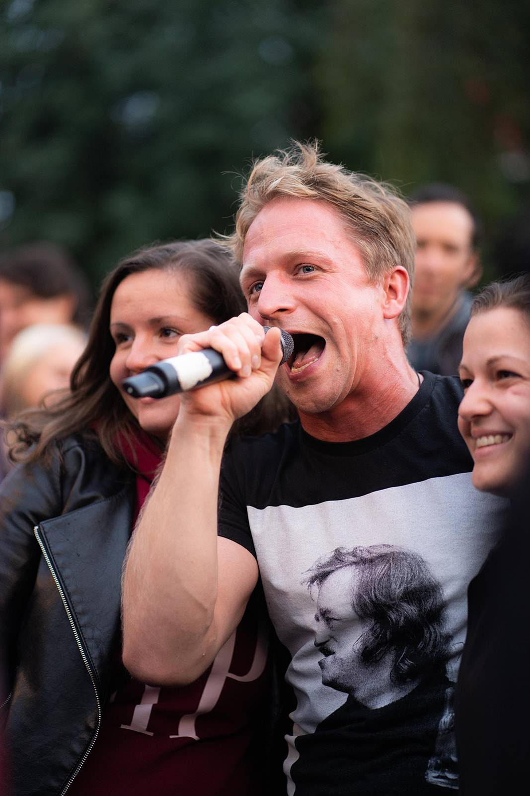 Tomáš Klus rozezpíval Ledárny Braník, na pódium si pozval manželku Tamaru