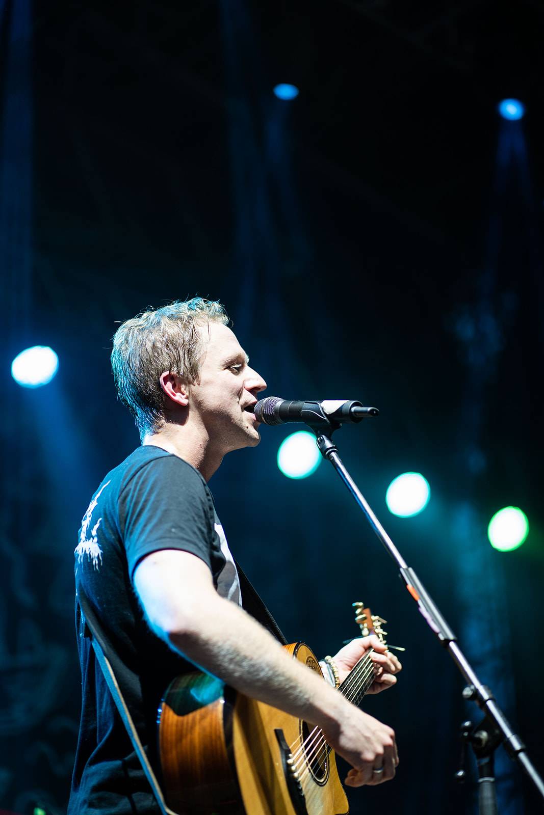 Tomáš Klus rozezpíval Ledárny Braník, na pódium si pozval manželku Tamaru