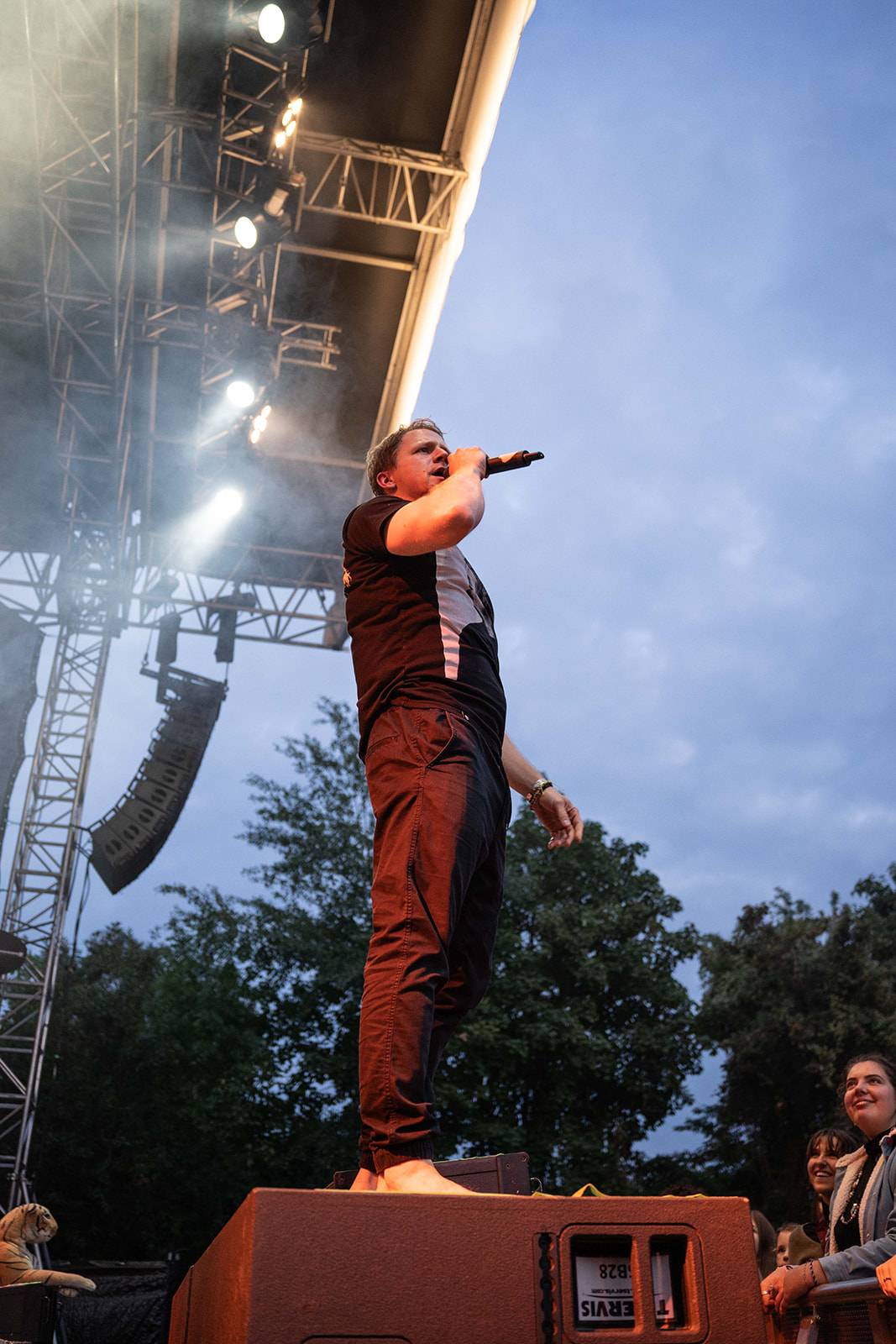 Tomáš Klus rozezpíval Ledárny Braník, na pódium si pozval manželku Tamaru