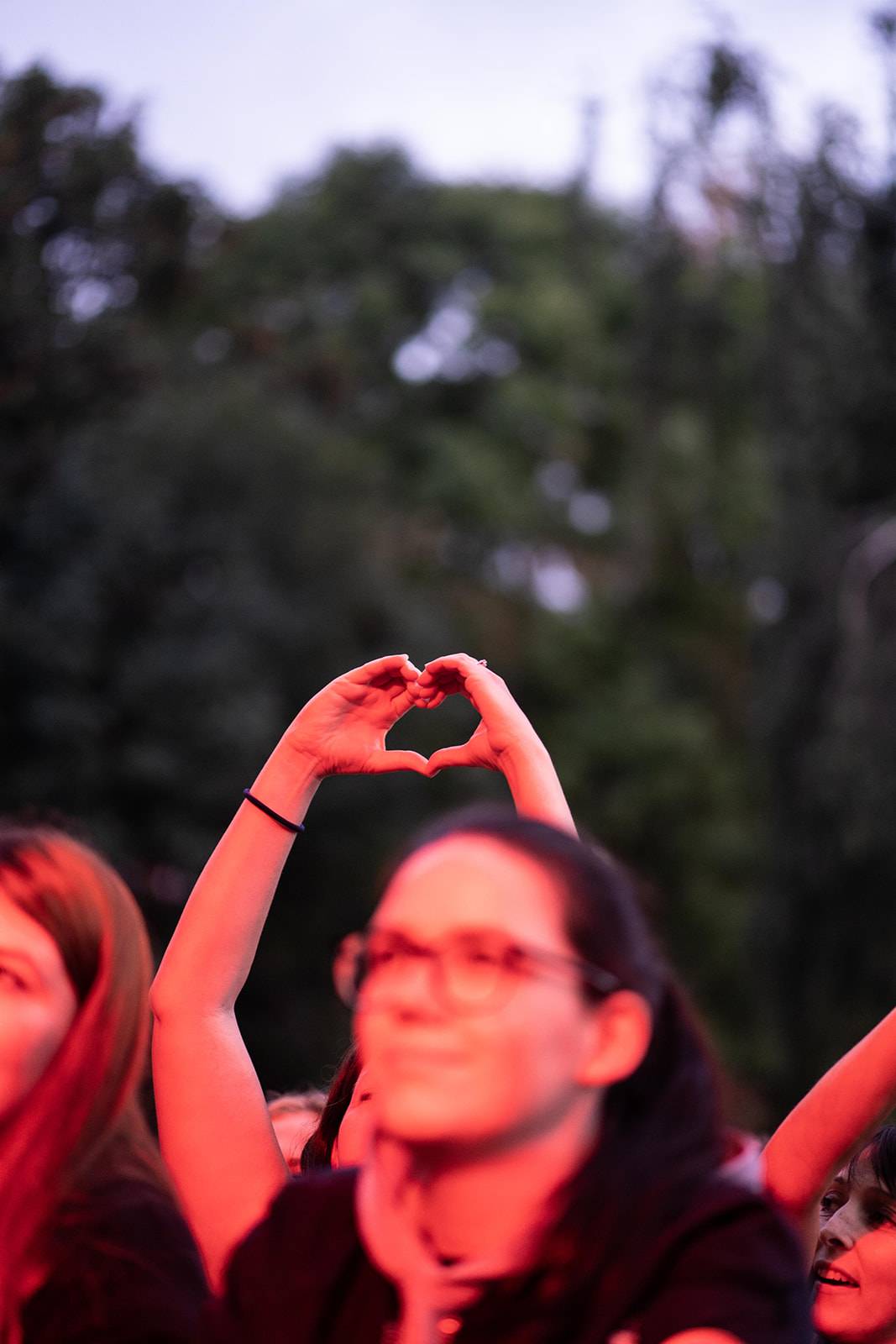 Tomáš Klus rozezpíval Ledárny Braník, na pódium si pozval manželku Tamaru