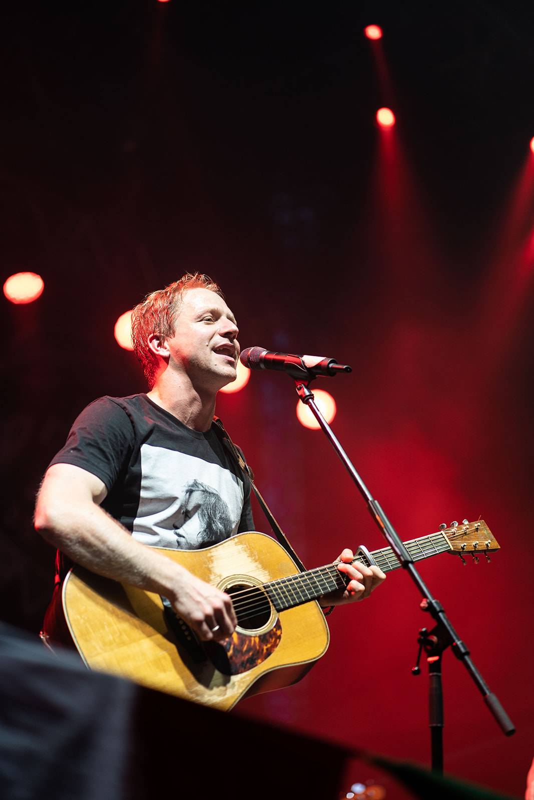 Tomáš Klus rozezpíval Ledárny Braník, na pódium si pozval manželku Tamaru