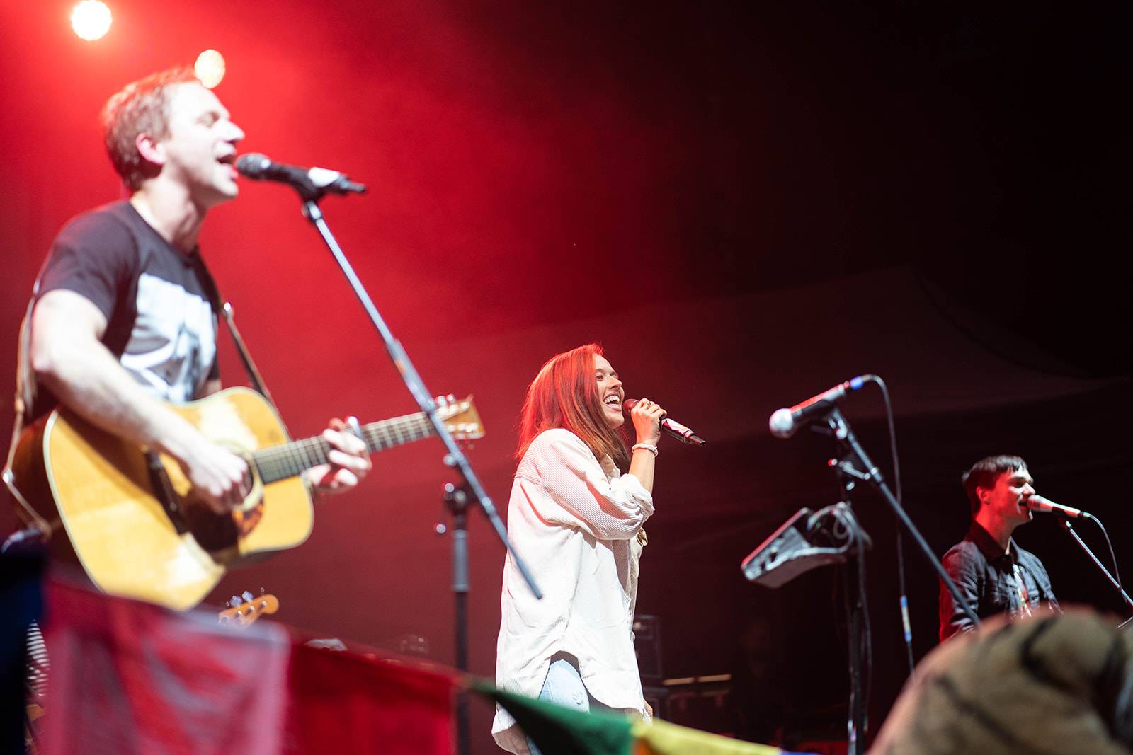 Tomáš Klus rozezpíval Ledárny Braník, na pódium si pozval manželku Tamaru