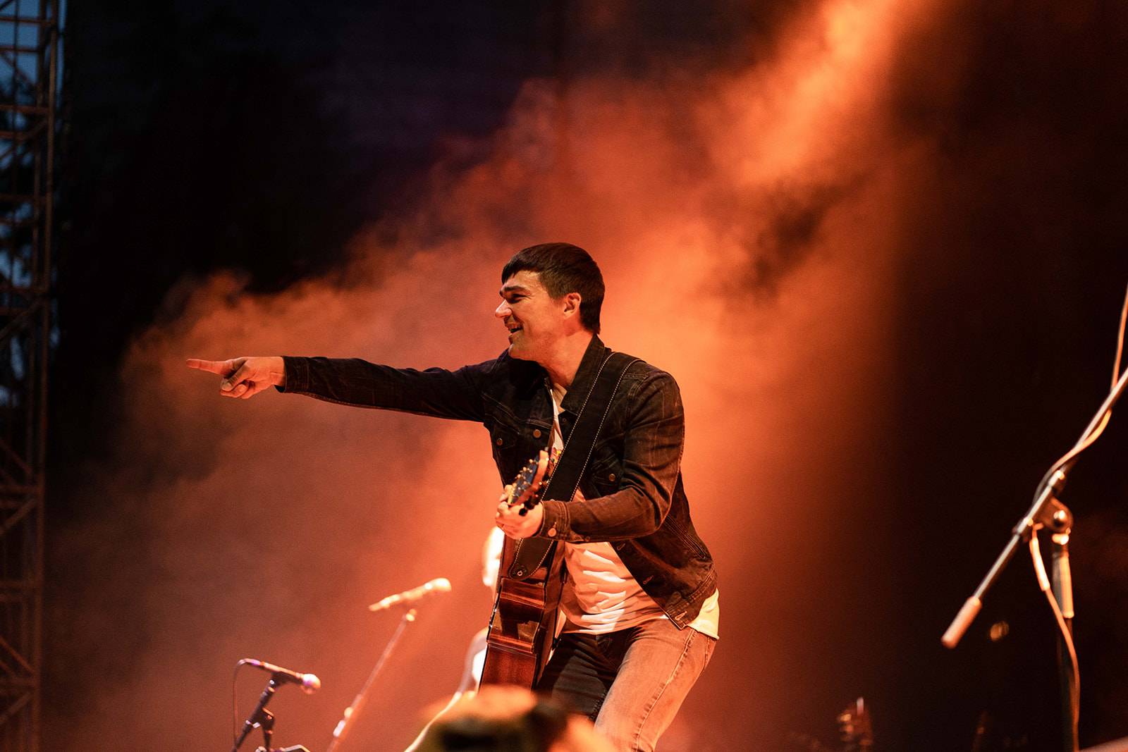 Tomáš Klus rozezpíval Ledárny Braník, na pódium si pozval manželku Tamaru