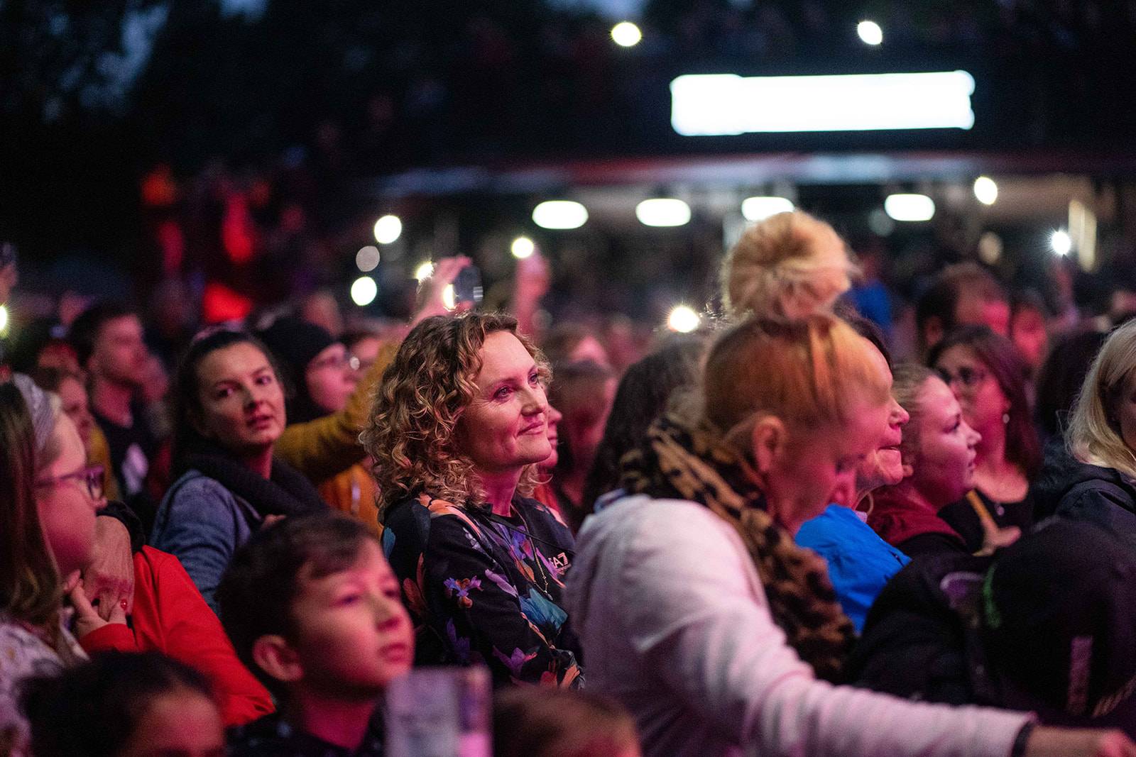 Tomáš Klus rozezpíval Ledárny Braník, na pódium si pozval manželku Tamaru
