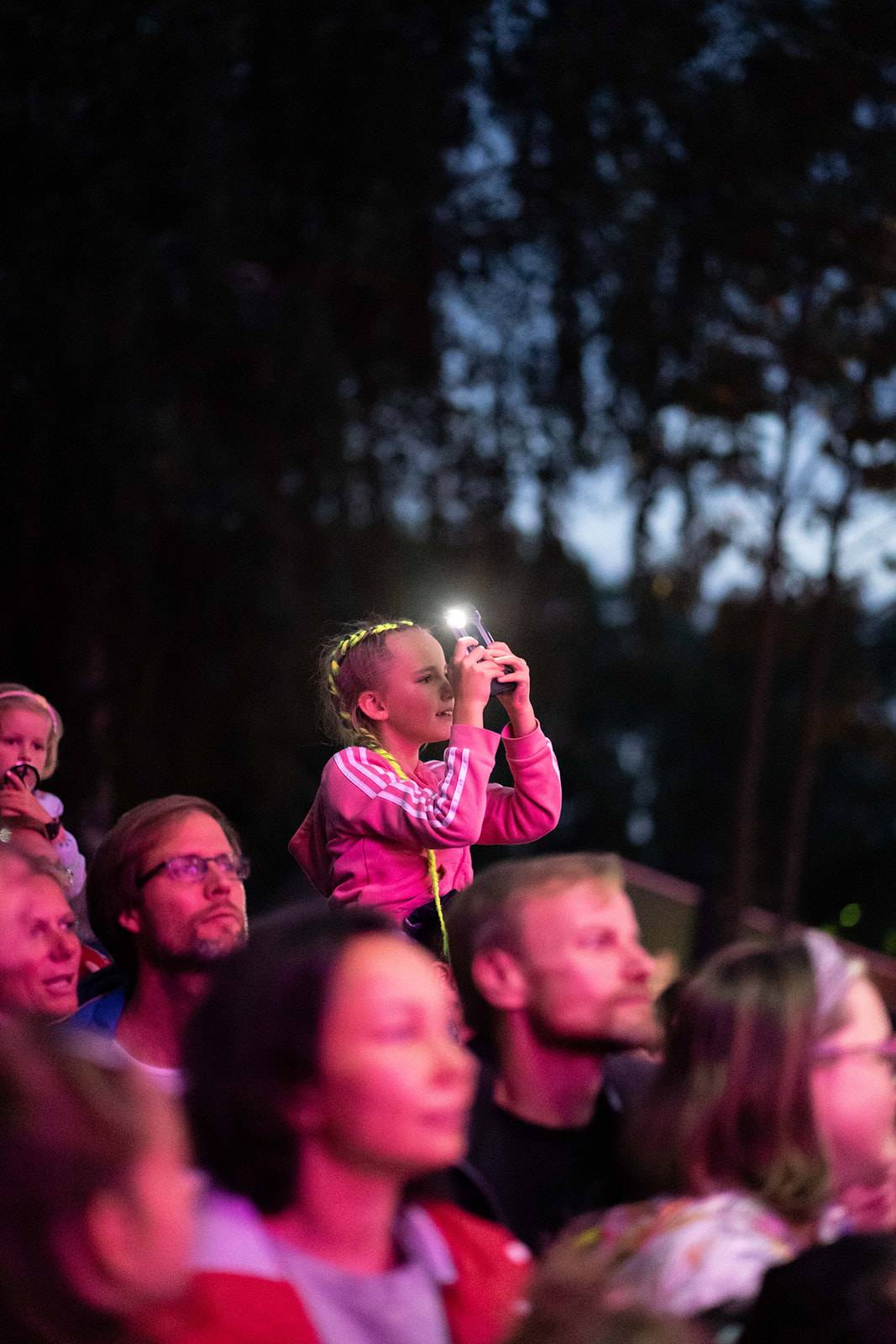 Tomáš Klus rozezpíval Ledárny Braník, na pódium si pozval manželku Tamaru