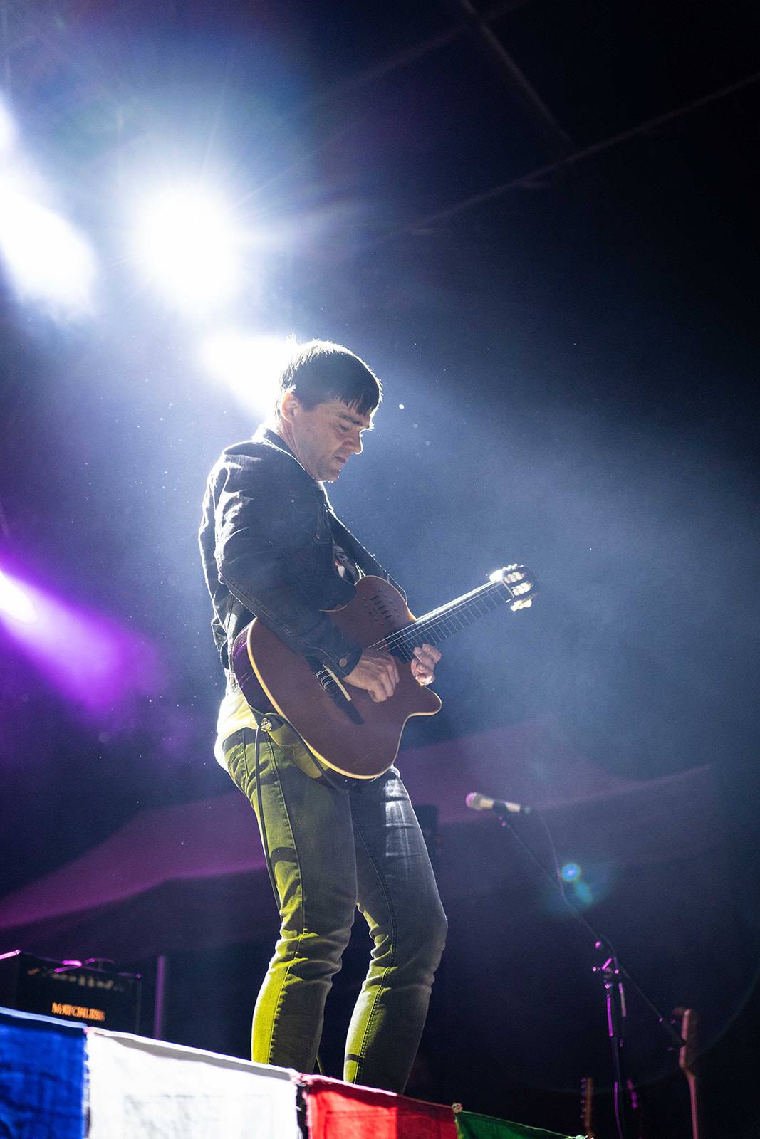 Tomáš Klus rozezpíval Ledárny Braník, na pódium si pozval manželku Tamaru