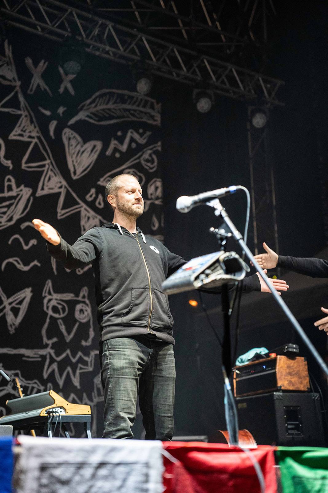 Tomáš Klus rozezpíval Ledárny Braník, na pódium si pozval manželku Tamaru