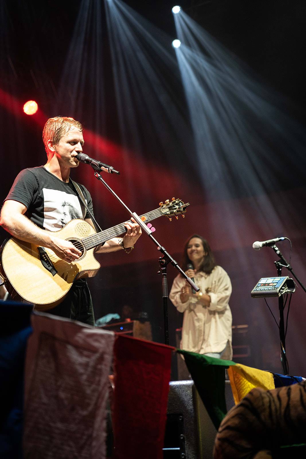Tomáš Klus rozezpíval Ledárny Braník, na pódium si pozval manželku Tamaru