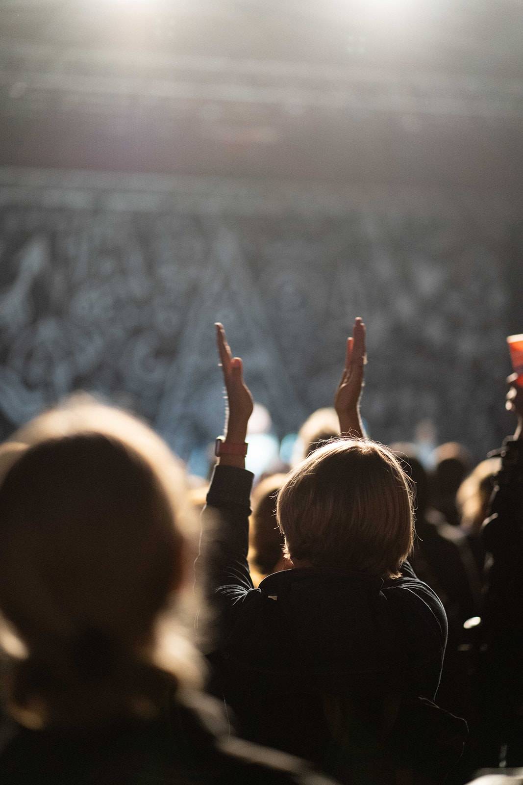 Tomáš Klus rozezpíval Ledárny Braník, na pódium si pozval manželku Tamaru
