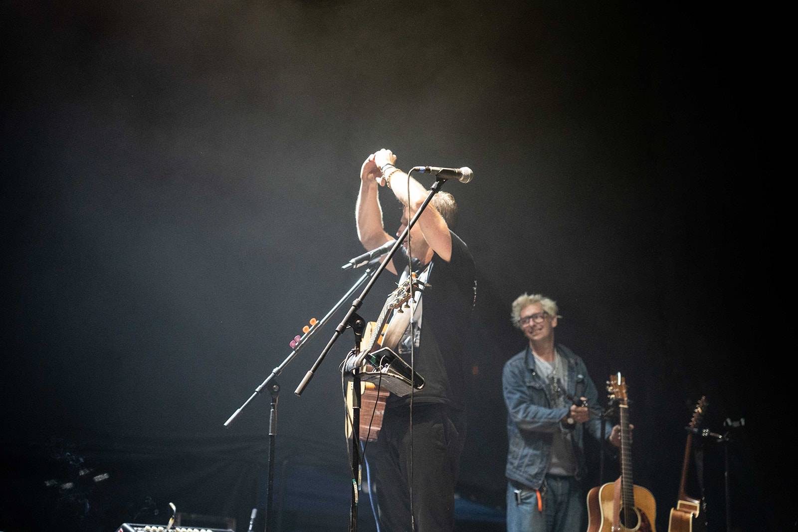 Tomáš Klus rozezpíval Ledárny Braník, na pódium si pozval manželku Tamaru