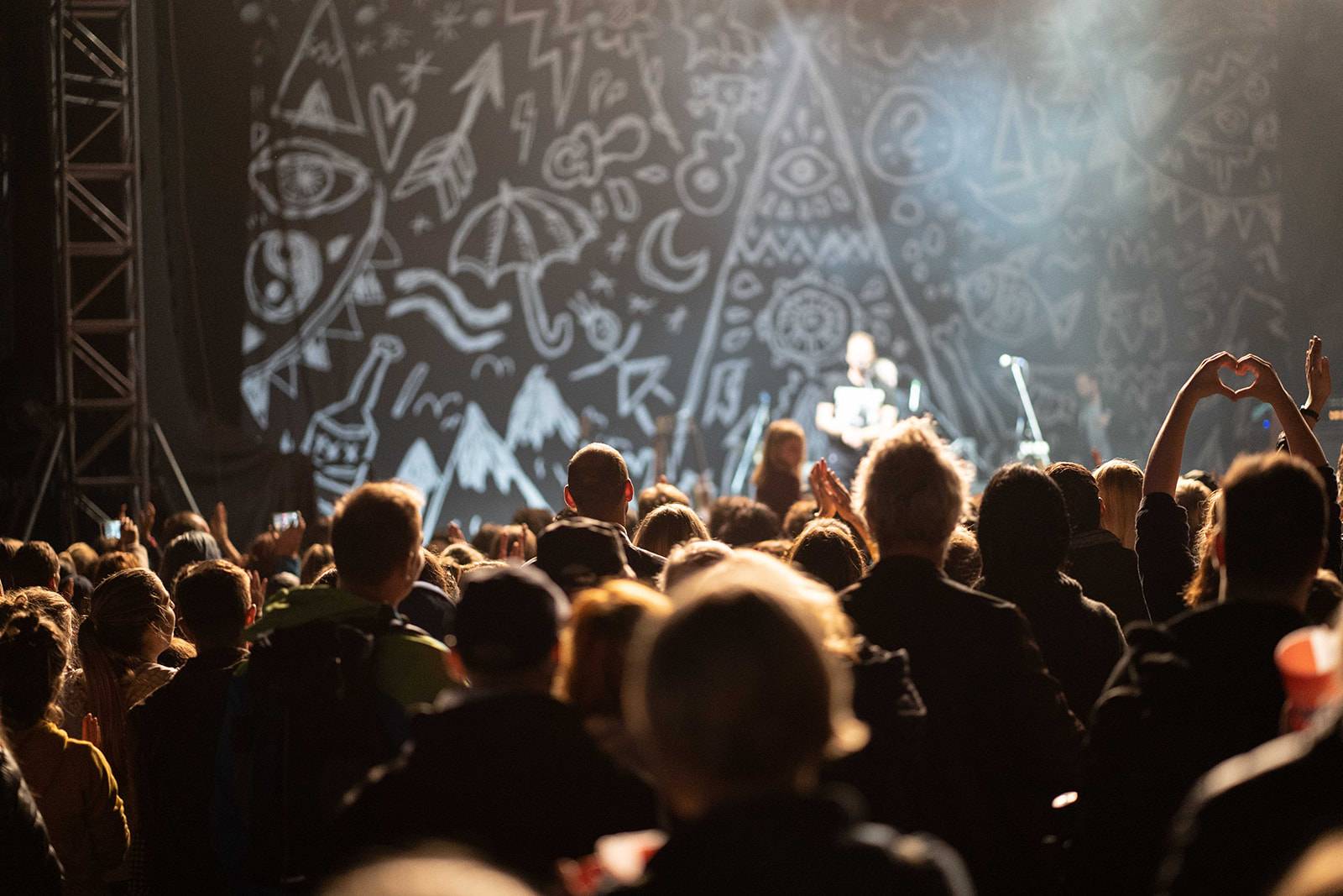 Tomáš Klus rozezpíval Ledárny Braník, na pódium si pozval manželku Tamaru