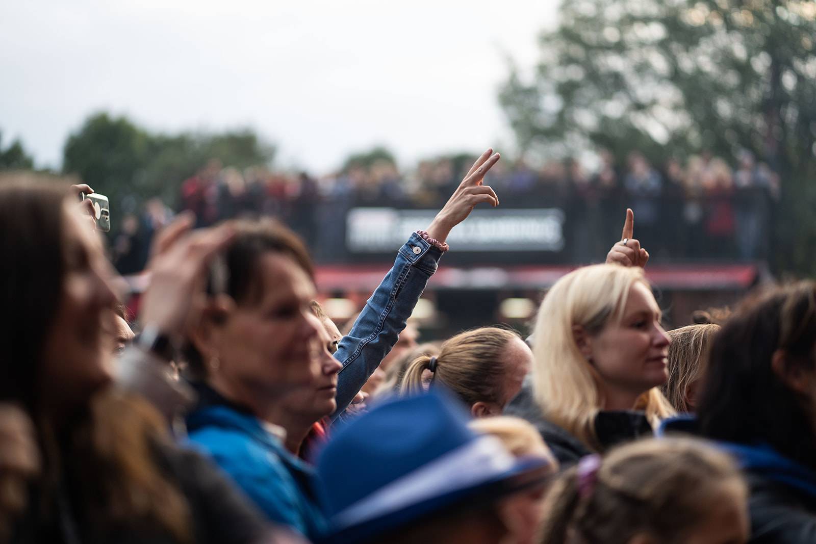 Tomáš Klus rozezpíval Ledárny Braník, na pódium si pozval manželku Tamaru