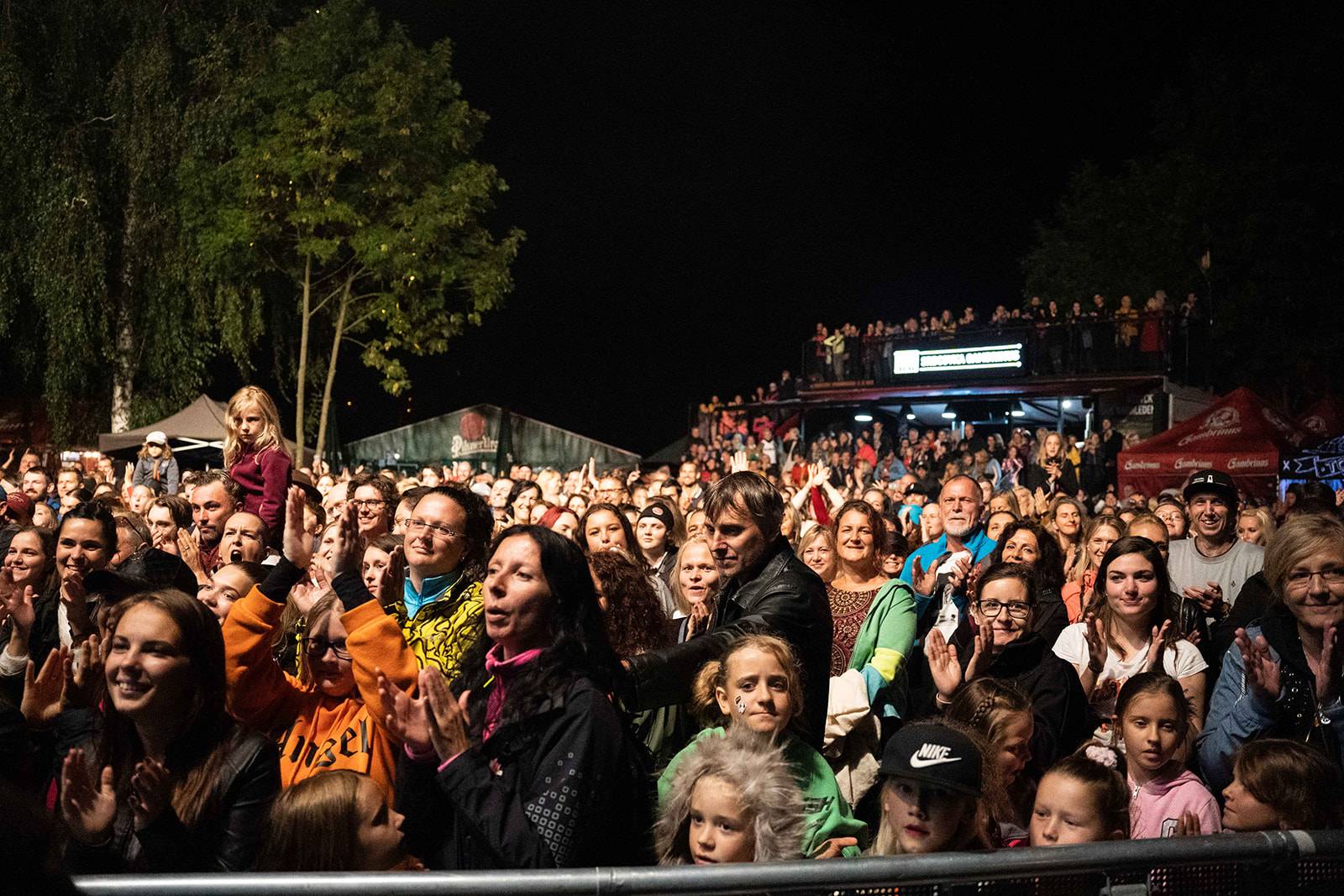 Tomáš Klus rozezpíval Ledárny Braník, na pódium si pozval manželku Tamaru