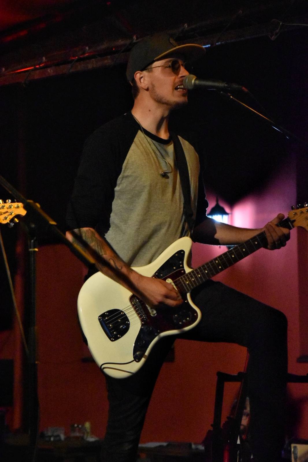 Energický koncert s neočekávanými tanečními kreacemi. Pekař dorazil do plzeňského Zach's Pubu