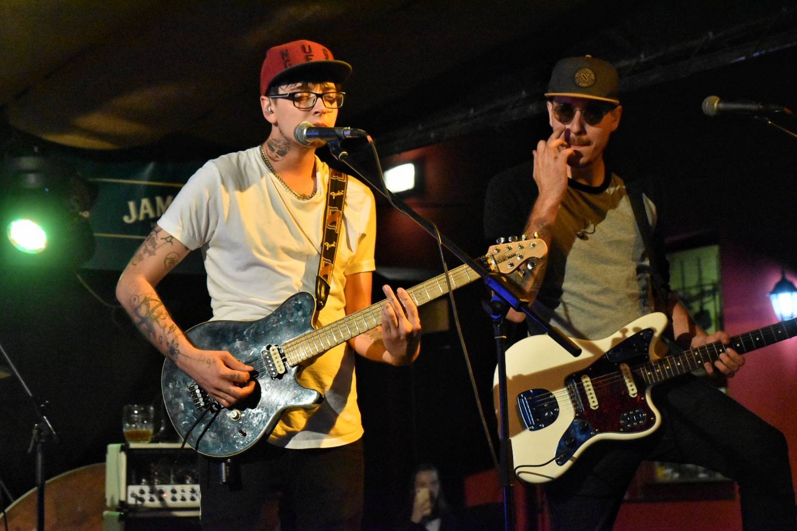 Energický koncert s neočekávanými tanečními kreacemi. Pekař dorazil do plzeňského Zach's Pubu