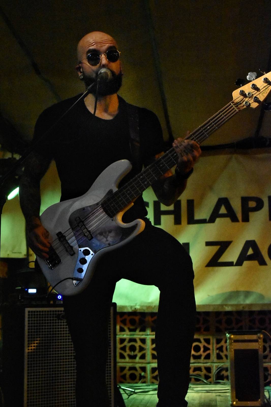 Energický koncert s neočekávanými tanečními kreacemi. Pekař dorazil do plzeňského Zach's Pubu